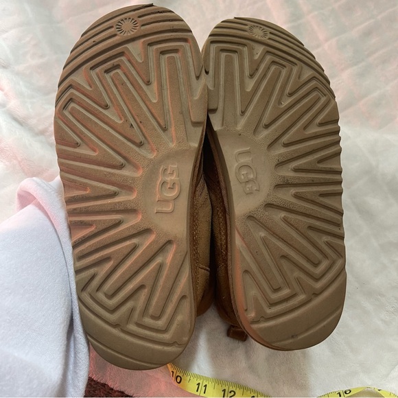 UGG kids Neumel II Boot chestnut low top boots kids unisex size 5 - Picture 8 of 9